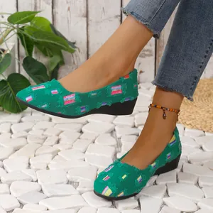 Zapatos de lona verde con cuña para mujer con hermosos detalles de bordados coloridos