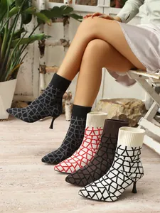 Detailansicht der gestrickten Stilettostiefeletten mit spitzer Kappe und geometrischem Muster.