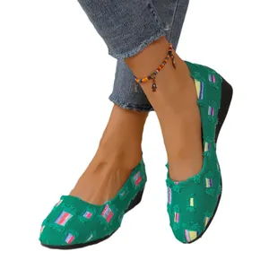 Comfortabele groene platte canvas instappers met kleurrijk geometrisch patroon en franjes