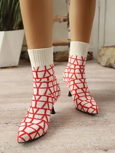 Detailaufnahme von Strick-Stiefeletten mit Stilettoabsatz und rotem Geometrie-Muster