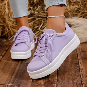 Zapatillas de lona con plataforma moradas para mujer con suelas blancas y cordones