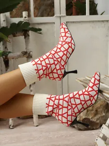 Detaillierte Ansicht der gestrickten Stiletto-Stiefeletten mit rotem geometrischem Muster.