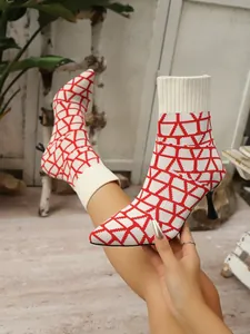 Nahaufnahme der rot-weißen geometrischen Strick-Ankle-Boots mit spitzer Zehenpartie