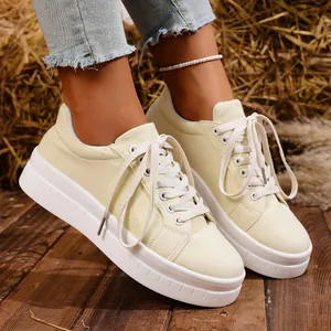 Zapatillas de lona con plataforma amarillo claro para mujer con suela gruesa.