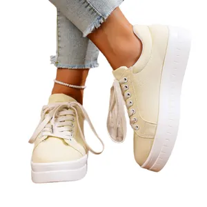 Elegantes zapatillas de plataforma de lona crema para mujer con suelas blancas gruesas