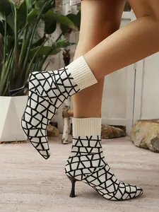 Detailansicht der Damen-Stiefeletten mit geometrischem Dreiecksmuster und Pfennigabsatz