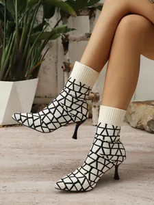 Detailaufnahme der schwarz-weißen geometrischen Strick-Stiletto-Stiefeletten für Damen