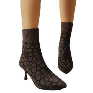 Elegante braune gestrickte Sockenstiefel mit schwarzem geometrischem Muster und Stiletto.