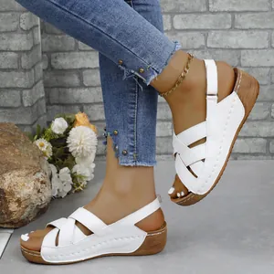 Vue détaillée de sandales compensées blanches avec brides croisées et boucle