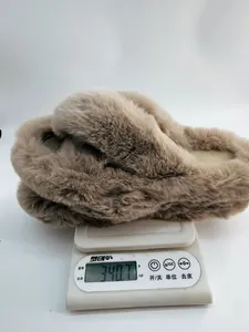 Mesure détaillée du poids de chaussons en fausse fourrure sur une balance électronique