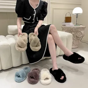 Gros plan de chaussons en peluche à brides croisées en plusieurs couleurs pour femmes