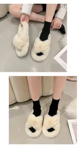 Chaussons douillets en fausse fourrure crème avec brides croisées et semelle épaisse