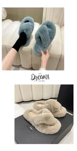 Détail de chaussons en fourrure chaude avec design à brides croisées en bleu et beige.