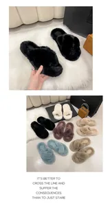 Pantoufles en fausse fourrure croisées de plusieurs couleurs sur un tapis en peau.