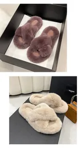 Gros plan de chaussons en peluche confortables à brides croisées en mauve et beige