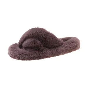 Gros plan sur la texture douce en fausse fourrure violette d'une pantoufle croisée