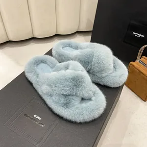 Pantoufles élégantes en fausse fourrure bleu clair pour femmes avec lanières croisées très douces