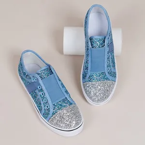 Gedetailleerd bovenaanzicht van blauwe en zilveren glitter sneakers voor dames