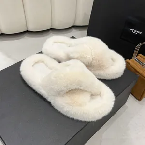 Pantoufles en peluche crème à brides croisées avec semelle plate épaisse pour femmes