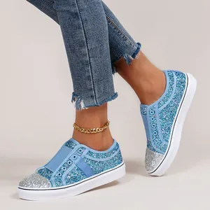 Gedetailleerd overzicht van blauwe en zilveren glitter sneakers voor dames met elastiek