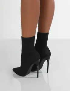 Detailansicht eleganter schwarzer spitzer Strick-Stiefeletten mit schmalem Stöckelabsatz