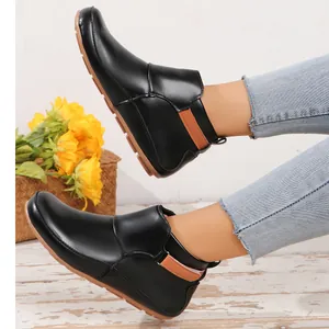 Vue détaillée de bottines plates noires pour femmes avec attaches velcro pratiques.