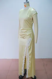 Elegantes gelbes ärmelloses Maxikleid mit weißem Spitzenbesatz und hohem Schlitz