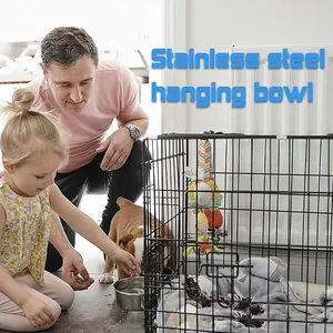 Edelstahlnapf für Hundekäfig während einer Fütterungssitzung in der Familie