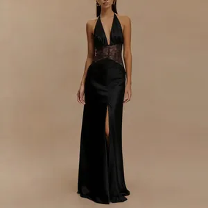 Elegante zwarte satijnen maxi-jurk met diepe V-hals en een delicaat inzetstuk van doorschijnend kant