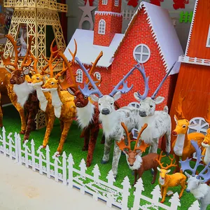 Große Auswahl an beflockten Weihnachtsrentier-Figuren in einer festlichen Szene