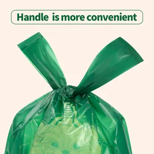Detalle de bolsa biodegradable verde para residuos de mascotas con asas muy prácticas.