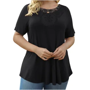 Gedetailleerd overzicht van zwart T-shirt met korte mouwen en elegante kanten halslijn