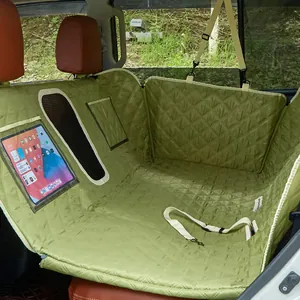 Vue détaillée du couvre-siège auto imperméable matelassé vert olive avec fenêtre en maille.