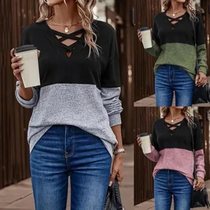 Détail du haut à manches longues color-block pour femme avec col en V croisé en plusieurs couleurs