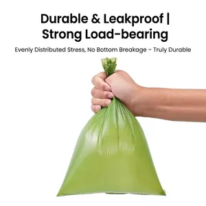 Bolsas de basura para mascotas biodegradables verdes duraderas sostenidas con la mano.