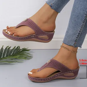 Nahaufnahme der lila Damen-Keilsandaletten mit Angabe der Absatzhöhe von 5,0 cm