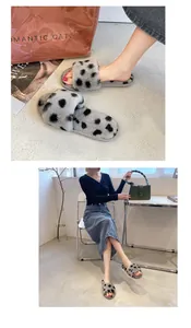 Plüschige graue Polka-Dot-Hausschuhe im Detail und von Modell getragen
