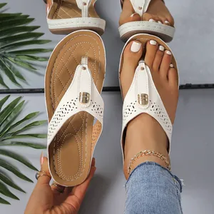 Detailansicht der stylischen weißen Zehentrenner für Damen mit Lochmuster-Design.