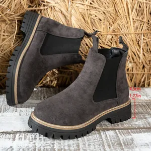 Vista lateral de botines Chelsea de ante gris con suela de plataforma de 4,5 cm