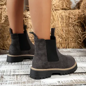 Primer plano de botines Chelsea con plataforma en ante gris carbón