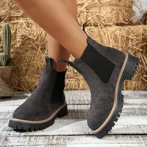 Elegantes botines Chelsea de ante gris oscuro con suela de lengüeta gruesa en pies
