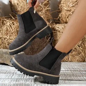 Primer plano de botines Chelsea de ante gris con suela gruesa y panel elástico lateral