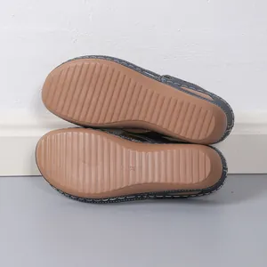 Nahaufnahme der rutschfesten Gummisohlen mit Größe 37 an lässigen blauen Sandalen.