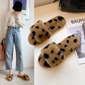Nahaufnahme von weichen Plüsch-Hausschuhen mit Leopardenmuster und Model-Lifestyle