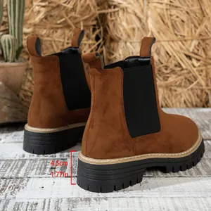 Detalle de botines Chelsea marrones con plataforma y suela de 4,5 cm.