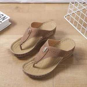 Stilvolle braune Keilsandalen für Damen mit lasergeschnittenen Mustern auf Holz