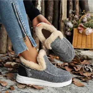 Detalle de botas de invierno grises con forro polar beige grueso para un uso acogedor