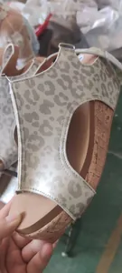 Detailopname van dames sleehak sandalen met luipaardprint en kurken zool
