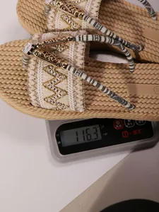 Detail einer Bohème-Sandale auf einer Digitalwaage mit leichtem Gewicht von 116,3 g.