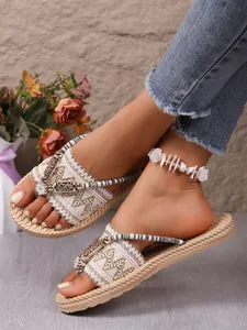 Detail der ethnischen Flip-Flops im Boho-Stil mit geflochtenen Riemen und Metalldekor